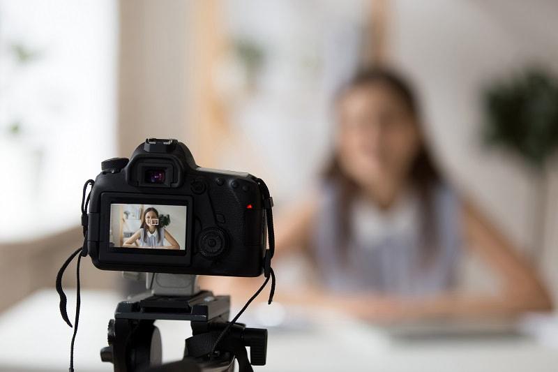 v6-3-girl-camera-istock-1174415008-resize_3