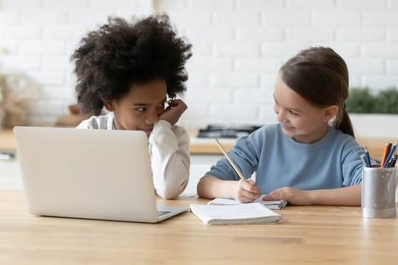 v5-3-2-girls-writing-smiling-istock-1220716882-resize
